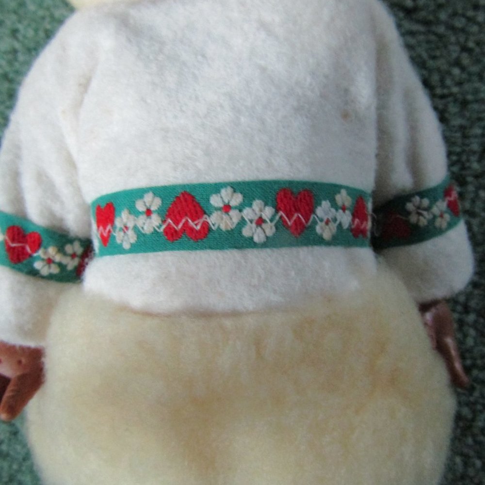 Vintage Inuit Doll - Picture 4 of 7